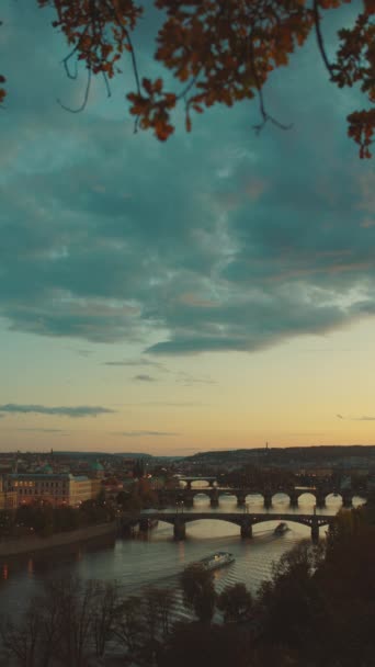 Landschaft Mit Moldau Und Karlsbrücke Abend Herbst Prag Tschechien — Stockvideo