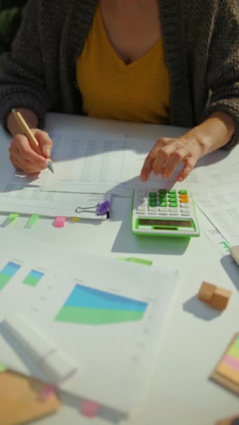 Perempuan Akuntan Dengan Kalkulator Dan Dokumen Yang Bekerja Kantor — Stok Video