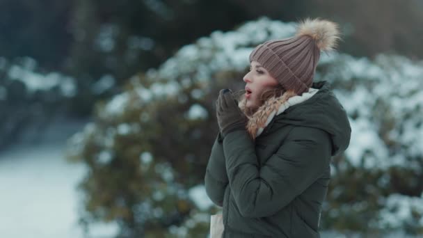 Güler Yüzlü Yeşil Ceketli Açık Havada Kahverengi Şapkalı Modern Kadın — Stok video