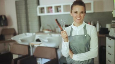 40 yaşındaki mutlu kadın kuaför önlüklü modern güzellik salonunda kuaför kuaför..