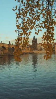 Akşamları Vltava Nehri ve Karlov 'la manzara en çok Prag, Çek Cumhuriyeti' nde sonbaharda yeşillikler arasında çekiliyor..