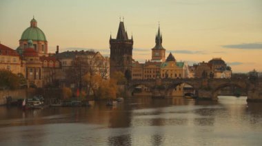 Vltava Nehri ve Charles Köprüsü ile sonbaharda Prag, Çek Cumhuriyeti 'nde manzara.