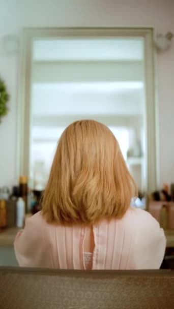 Modern Saç Stüdyosunda Pembe Elbiseli Mutlu Kadın Kuaför Müşterisi Koltukta — Stok video