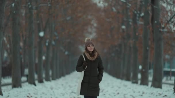 Счастливая Современная Женщина Средних Лет Зеленом Пальто Коричневой Шляпе Открытом — стоковое видео
