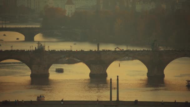 Landschaft Mit Moldau Karlsbrücke Und Boot Bei Sonnenuntergang Herbst Prag — Stockvideo