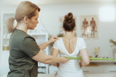 Sağlık hizmeti zamanı. Masaj kabininde kadın masaj terapisti ve müşteri check-up yapıyor..