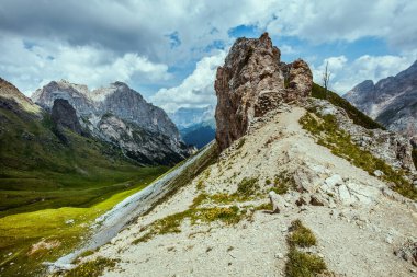 Dolomitlerde yaz zamanı. Dağlı, bulutlu ve kayalıklı manzara.