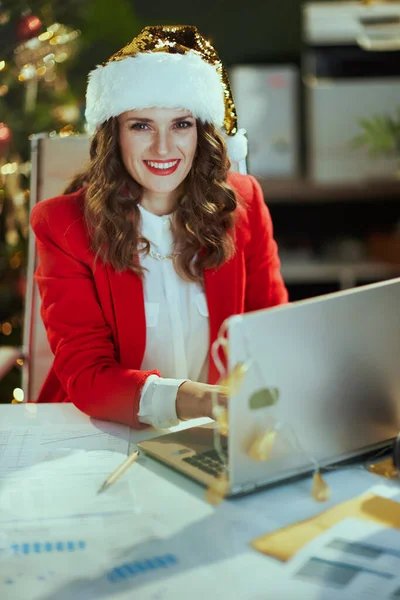 Tempo Natal Retrato Feliz Moderno Anos Idade Pequena Mulher Empresária — Fotografia de Stock
