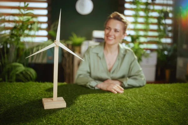 Eco Business Großaufnahme Einer Glücklichen Geschäftsfrau Grüner Bluse Grünem Büro — Stockfoto