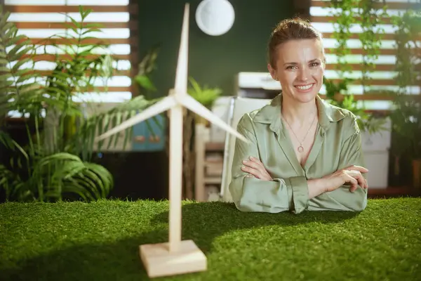Ökotrends Lächelnde Elegante Kleinunternehmerin Grüner Bluse Modernem Grünem Büro Mit — Stockfoto