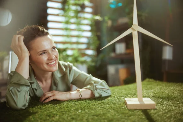 Ecologische Trends Glimlachen Moderne Kleine Ondernemer Eigenaar Vrouw Groene Blouse — Stockfoto