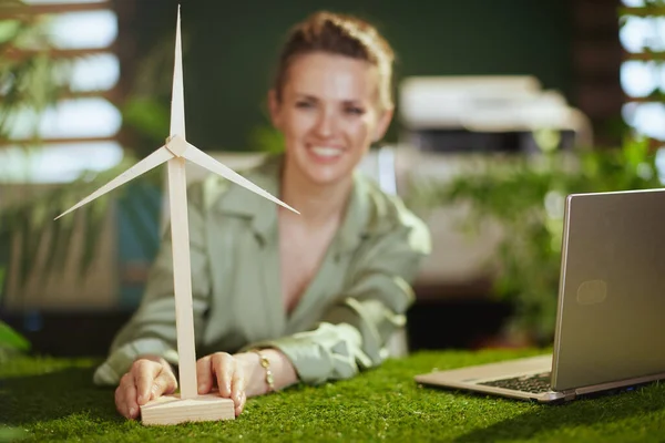 Nachhaltiges Wirtschaften Großaufnahme Einer Glücklichen Geschäftsfrau Grüner Bluse Grünen Büro — Stockfoto