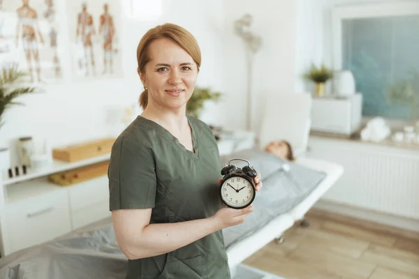 Gesundheitszeit Glücklich Weibliche Medizinische Massagetherapeutin Massagekabinett Mit Klientin Die Whiskey — Stockfoto