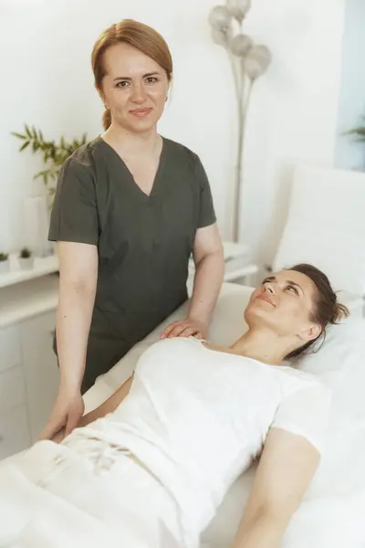 Healthcare Time Happy Female Massage Therapist Massage Cabinet Client Conducting — Stock Photo, Image