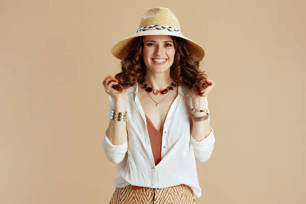 Strandurlaub Lächelnde Moderne Frau Mittleren Alters Weißer Bluse Und Kurzen — Stockfoto