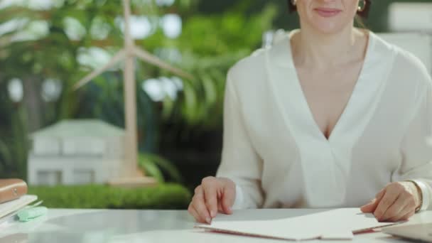 Öko Immobilien Nahaufnahme Einer Lächelnden Geschäftsfrau Mittleren Alters Grünem Büro — Stockvideo