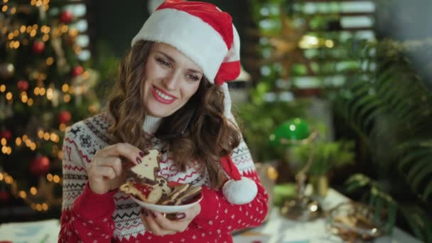 Navidad Feliz Mujer Negocios Moderna Mediana Edad Sombrero Santa Suéter — Vídeos de Stock