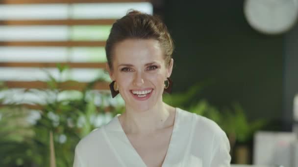 Zeit Weiterzumachen Porträt Einer Lächelnden Stilvollen Maklerin Modernem Grünem Büro — Stockvideo