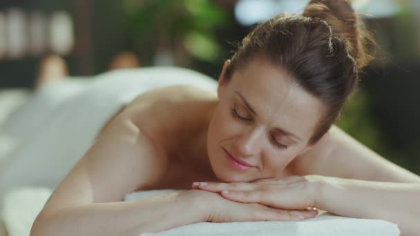 Dags För Sjukvård Avslappnad Modern Kvinna Spa Salong Massage Bord — Stockvideo