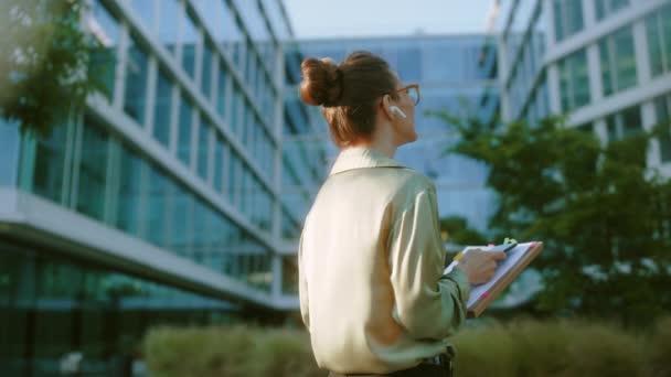 Seen Business Woman Office Building Green Blouse Documents — Stock Video