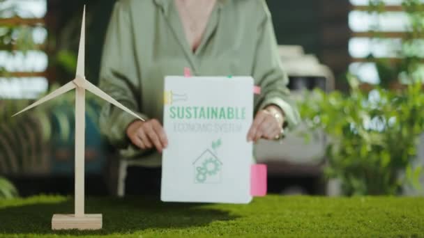 是时候去生态 绿色办公室的小企业主妇女与展示生态商业计划的风车的合影 — 图库视频影像