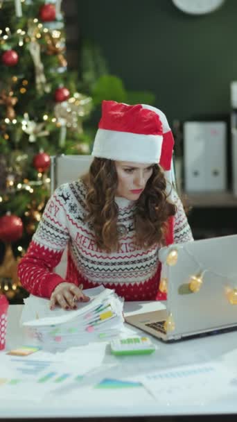 Navidad Mujer Negocios Elegante Cansada Mediana Edad Sombrero Santa Suéter — Vídeos de Stock