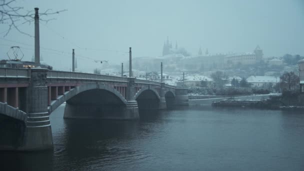 Landschap Winter Praag Tsjechië Met Vltava Rivier Vitus Kathedraal Brug — Stockvideo