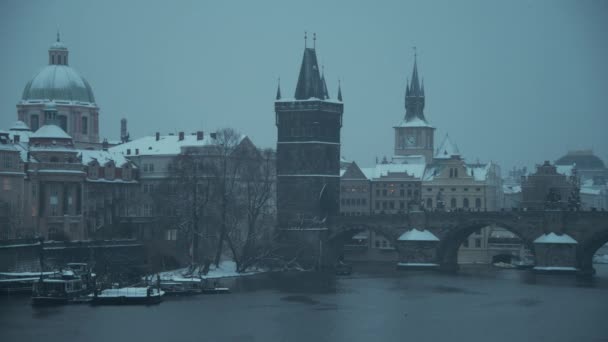 Winterlandschaft Prag Tschechien Mit Moldau Und Karlsbrücke Abend — Stockvideo