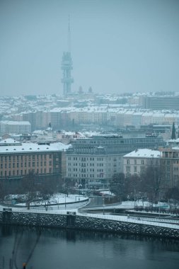 Vltava nehri ve Zizkov Televizyon Kulesi ile Çek Cumhuriyeti Prag 'da kışın manzara.