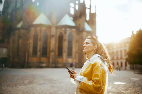 Prag Çek Cumhuriyeti Nde Sarı Bluz Yağmurluk Giyen Akıllı Telefonlu — Stok fotoğraf