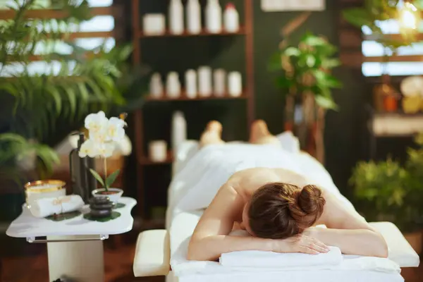 Tijd Voor Gezondheidszorg Ontspannen Moderne Vrouw Massagekast Liggend Massagetafel — Stockfoto