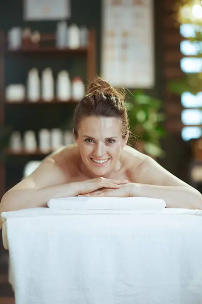Tijd Voor Gezondheidszorg Glimlachende Moderne Vrouw Massagekast Liggend Massagetafel — Stockfoto
