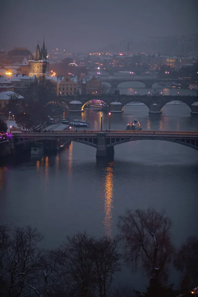 Landskap Vintern Prag Tjeckien Med Floden Vltava Och Bro Natten — Stockfoto
