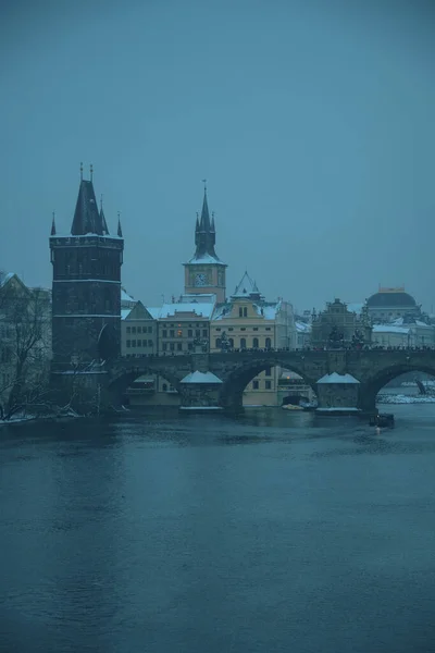 プラハ チェコ共和国で冬の風景 ヴルタヴァ川とカルロヴァで最も夕方に — ストック写真