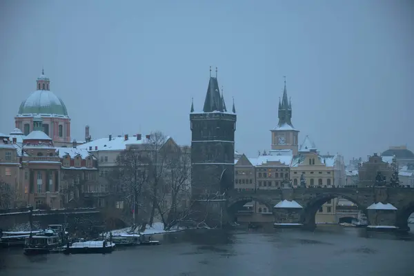 Winterlandschaft Prag Tschechien Mit Moldau Und Karlsbrücke Abend — Stockfoto
