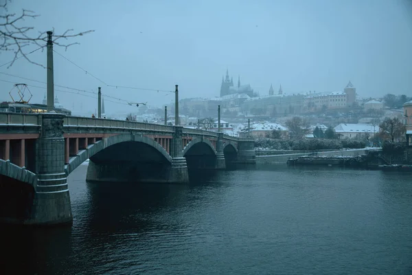 プラハの冬の風景 チェコ共和国ヴァルタ川 セントヴィタス大聖堂 夕方に橋 — ストック写真