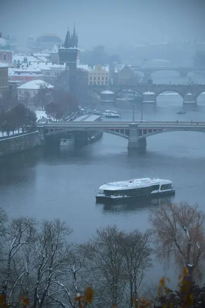 Paisagem Inverno Praga República Checa Com Rio Vltava Barco Ponte — Fotografia de Stock