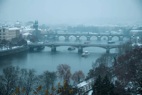 Winterlandschaft Prag Tschechien Mit Moldau Boot Und Brücke — Stockfoto