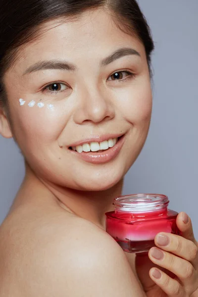Retrato Mujer Asiática Moderna Con Frasco Crema Facial Crema Para — Foto de Stock