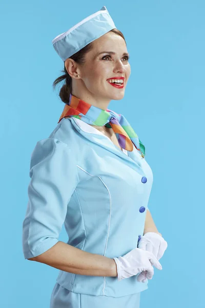 Sorrindo Moderno Aeromoça Mulher Fundo Azul Azul Uniforme Olhando Para — Fotografia de Stock