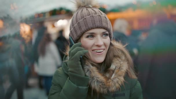 Sonriente Mujer Mediana Edad Abrigo Verde Sombrero Marrón Feria Navidad — Vídeo de stock