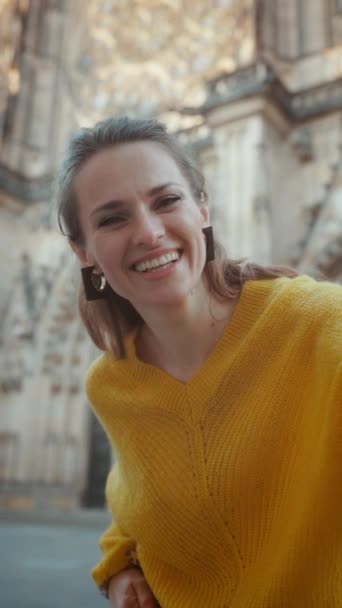 Mulher Turística Moda Blusa Amarela Praga República Checa Tomando Selfie — Vídeo de Stock