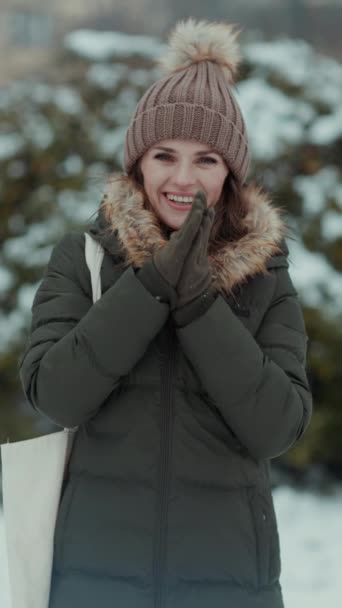 Happy Modern Middle Aged Woman Green Coat Brown Hat Outdoors — Stock Video