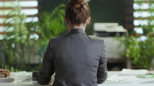 Lugar Trabajo Sostenible Visto Desde Atrás Mujer Negocios Moderna Traje — Vídeos de Stock