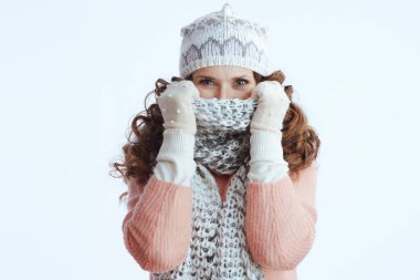 Merhaba kış. Süveter, eldiven, şapka ve eşarba sarılı orta yaşlı şık bir kadın..