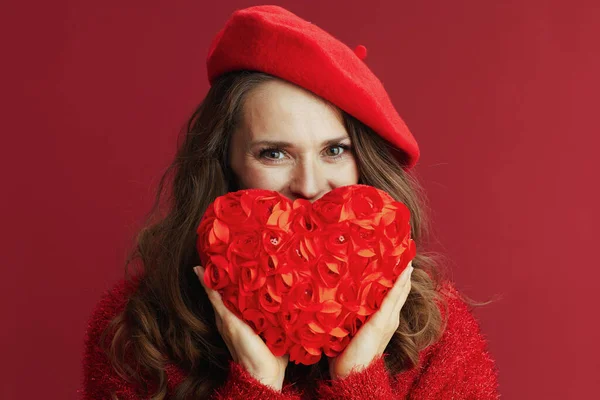 Щасливий Валентин Щаслива Сучасна Жінка Червоному Светрі Береті Червоним Серцем — стокове фото