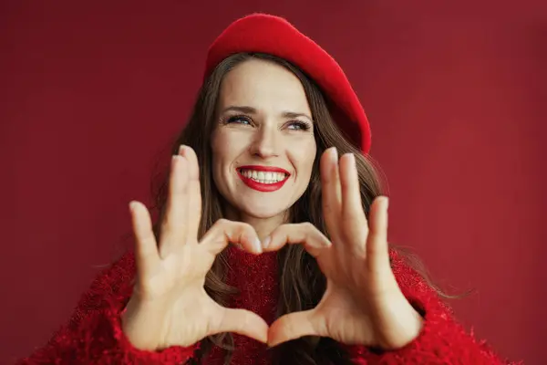 Щасливий Валентин Усміхнена Елегантна Жінка Червоному Светрі Береті Показує Руки — стокове фото