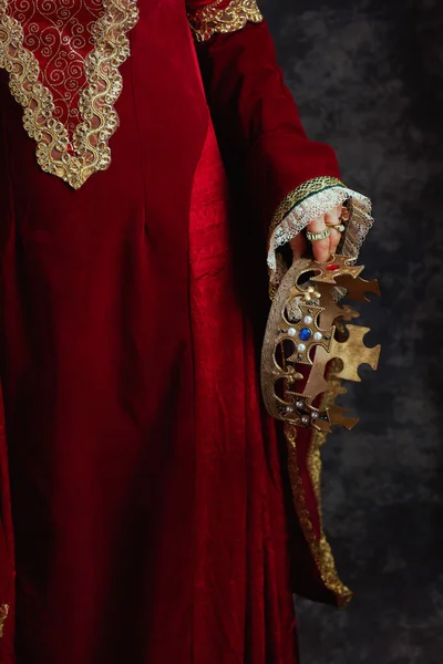 Detailní Záběr Středověkou Královnu Červených Šatech Korunou Tmavě Šedém Pozadí — Stock fotografie