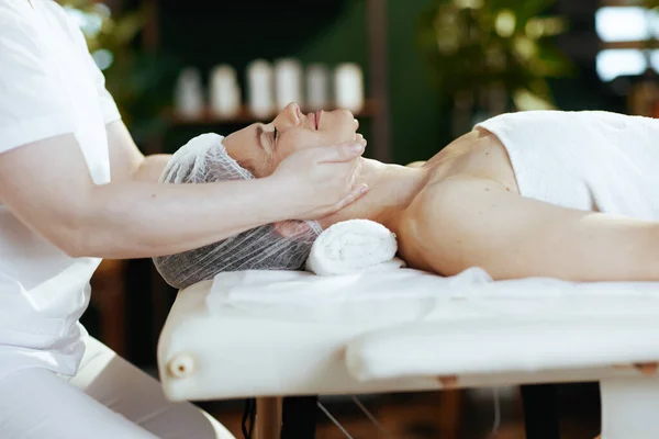Tempo Assistenza Sanitaria Massaggiatore Medico Nel Salone Spa Massaggiando Clienti — Foto Stock