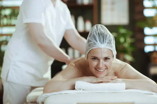 Healthcare Time Massage Therapist Massage Cabinet Happy Client Massaging Clients — Stock Photo, Image